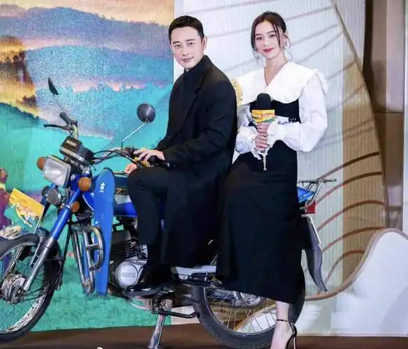 袁姗姗与男神罗晋合作发布会穿大翻领衬衣瞬间美成十八