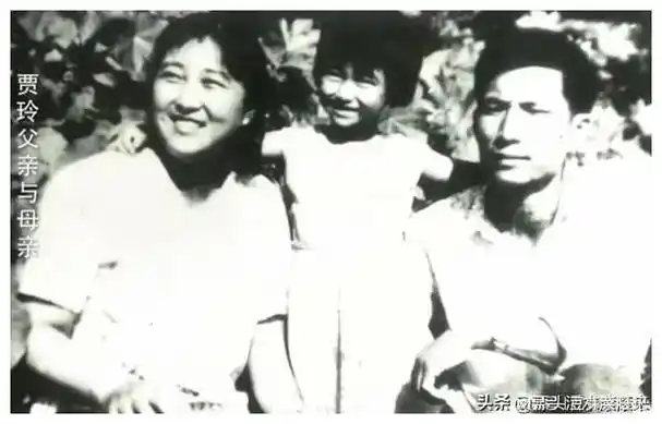 有跳广场舞的,有跳新疆舞的,有唱歌的,有击剑的,有打太极的……贾文田