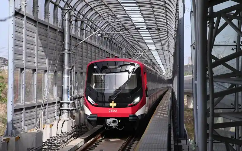 郑州地铁2号线 6号线 列车进出站合集