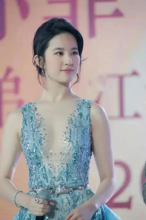 刘亦菲挂脖连衣裙露出好身材,镂空设计增添性感,神仙姐姐美得啊