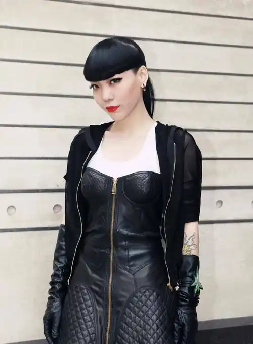 没有活动通告,靠小县城商演和出镜度日,吴莫愁到底怎么了?