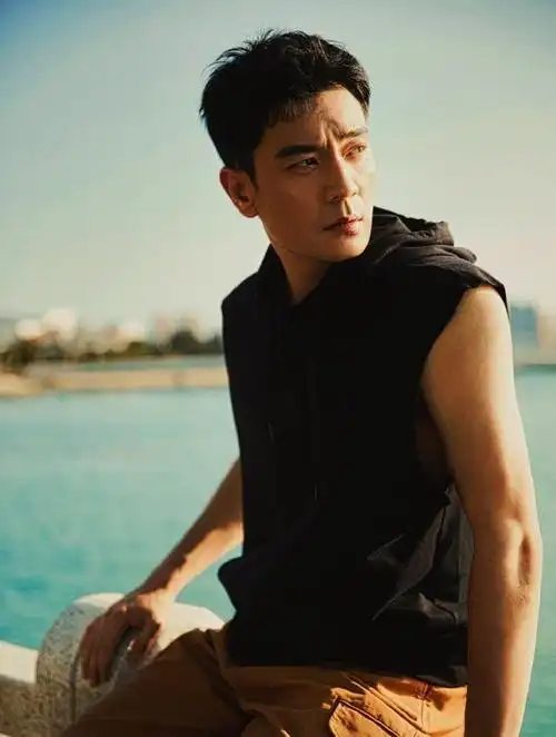 湿身照可以看出,李光洁的肌肉紧实,没有肥肉,拍这种风格透出来隐隐的