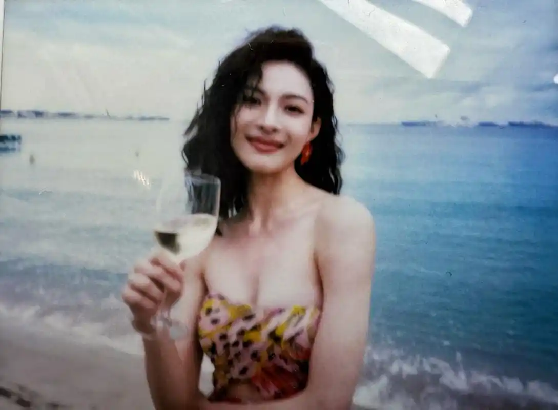 钟楚曦光脚漫步戛纳沙滩 钟楚曦戛纳海边写真来啦~碎花长裙搭配卷发