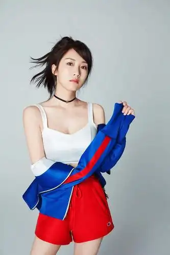 原创34岁豪门阔太李念戴渔夫帽嘟嘴自拍脸圆圆,皮肤白皙惹人怜!