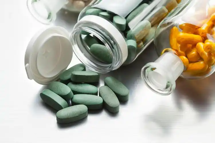 医疗鱼肝油营养品药片医药背景图片桌子上的药品注射剂玻璃剂图片共 8