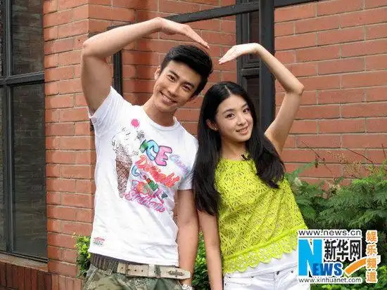 张含韵冉旭靓丽街拍 演绎银幕情侣默契十足(图)