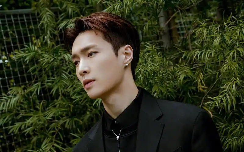 电脑壁纸 明星 大陆明星 帅气高冷男孩张艺兴个性魅力西装写真