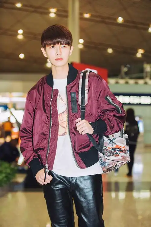 任嘉伦现身机场走路带风 个性潮搭开启纽约之行