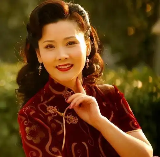 因长相太美无人敢追父亲为她不再续娶何赛飞的魅力究竟有多大