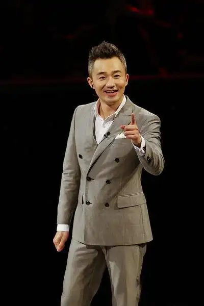 程雷图片 程雷帅气主持图片