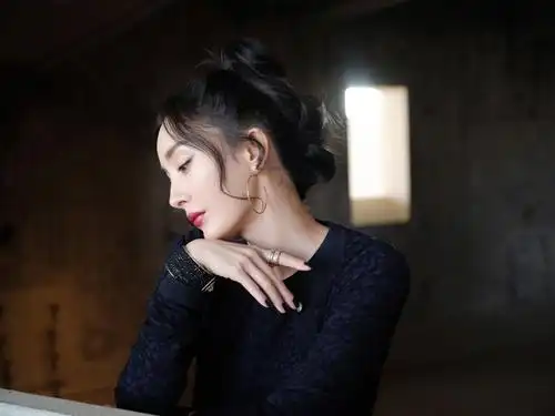 纯黑色套装的杨幂,也太好美了,这身材让人拍手叫好