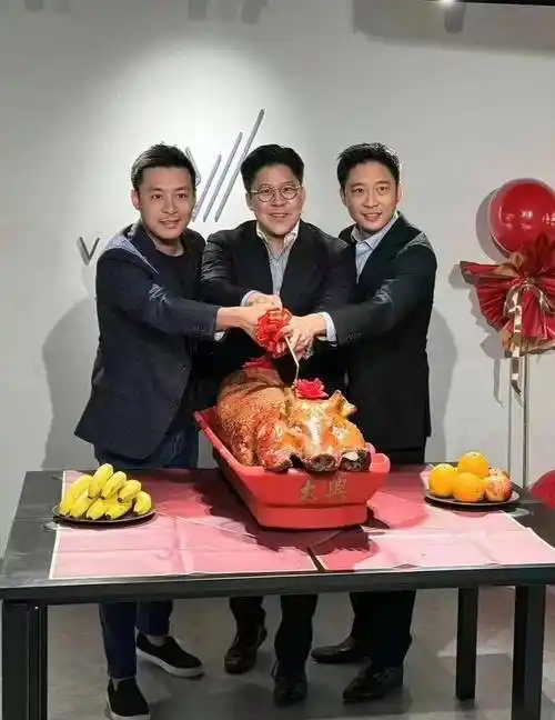 霍家三兄弟里,霍启刚新闻最多,霍启山最帅,但霍启仁面相最好.