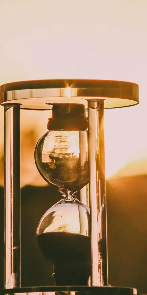 夕阳下的时光沙漏