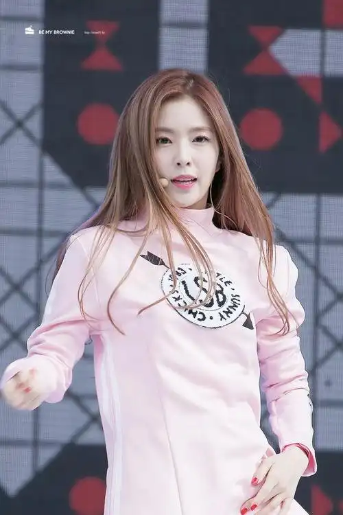 裴珠泫打歌服高清图,精致的五官化上美丽的妆,谁看了能不喜欢呢