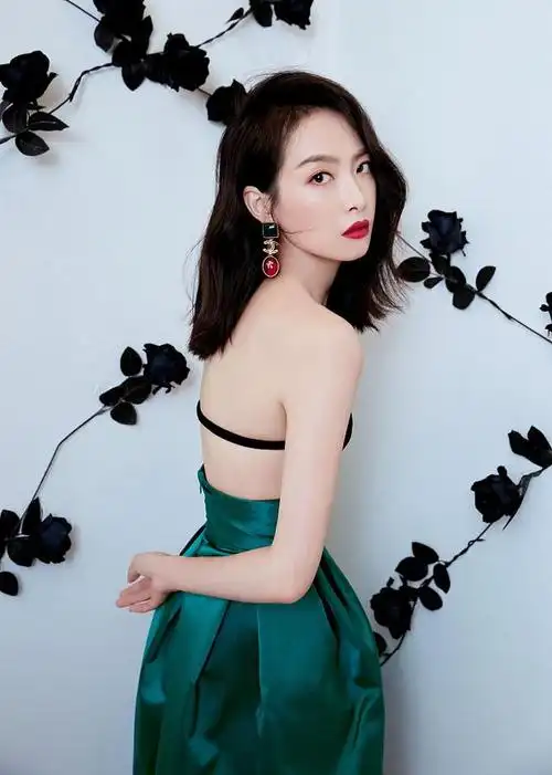 宋茜黛绿长裙拍写真秀绝美直角肩 温柔垂眸裸背无暇美腿抢镜