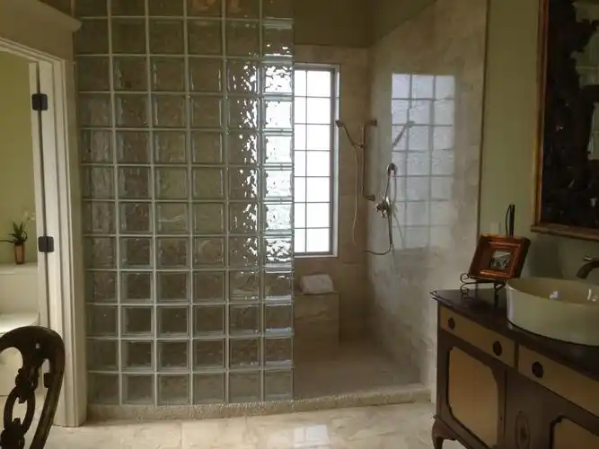 卫生间的隔断为什么要用玻璃