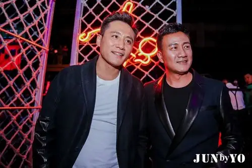 胡军刘烨同框秀时尚 jun by yo『心中的风景』系列星光最佳助攻