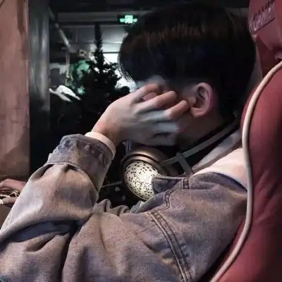 qq头像男生阳光温暖一人与我牵手共生死