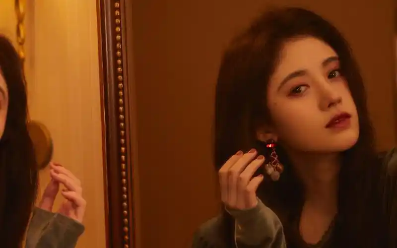 鞠婧祎卷发光影性感高清桌面壁纸-大陆明星-壁纸下载-美桌网