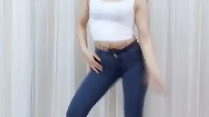 青青世界熟女广场舞,蓝色紧身牛仔裤