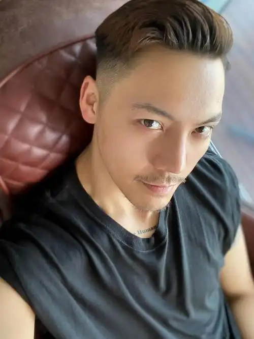 陈伟霆留胡子上热搜,胡子造型很a!网友:原来他留胡子这么帅!