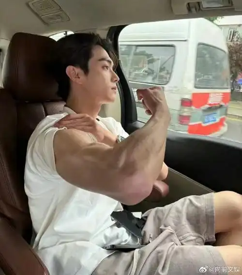 许凯一拳能把我打死##许凯冷脸秀肌肉#许凯冷脸秀肌肉,身材汉好