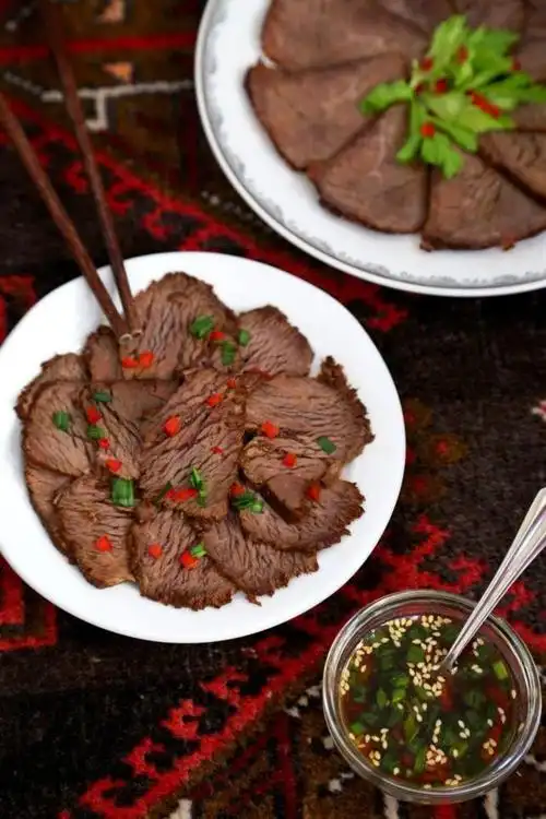 11.牛肉切片摆盘,和蘸料汁一同上桌.12. ps:1.