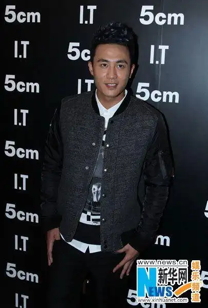 杜淳现身品牌活动现场 手背纹身时尚潮人范(图)