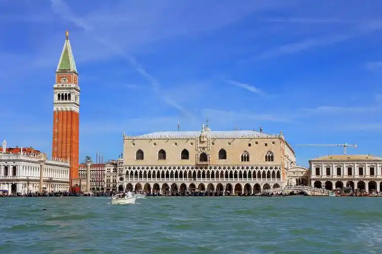 远眺威尼斯总督府和圣马可钟楼