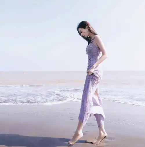 李一桐海边写真,紫色吊带露背连衣长裙,楚楚动人!__财经头条