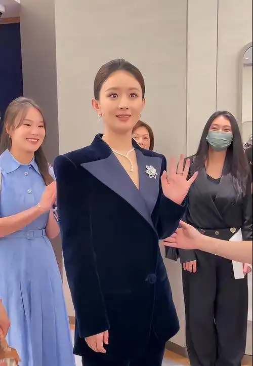 赵丽颖现身成都,眼神恍惚满脸疲惫,脚踩恨天高被嘲像微商显土气