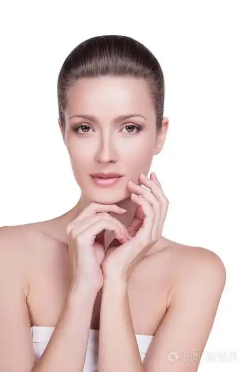 美丽的女人她的脸上有光滑的皮肤她的手臂环着脖子面部皮肤光滑细腻的