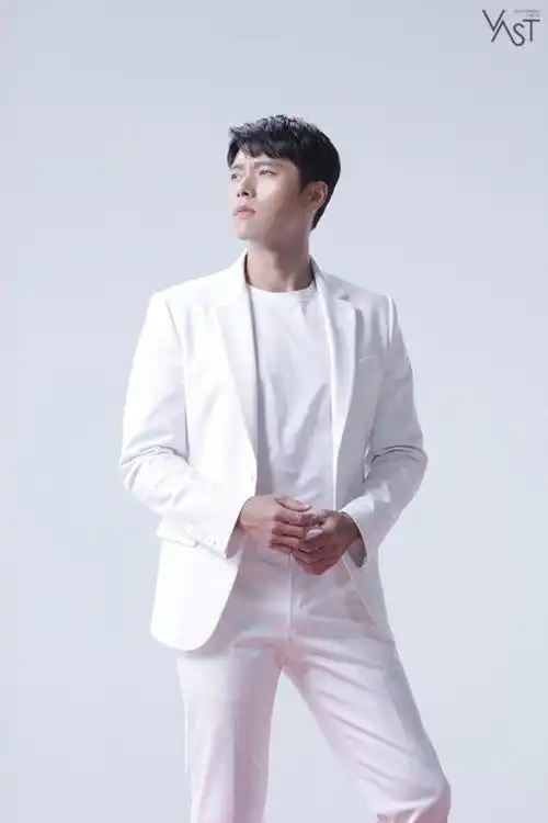 玄彬广告拍摄现场,白衣飘飘帅气绅士,发量让人羡慕