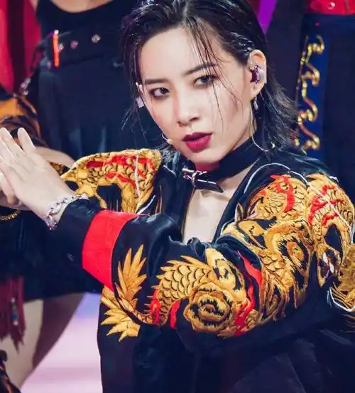 不肯用脸和身材的李斯丹妮,穿裙子到底有多美?