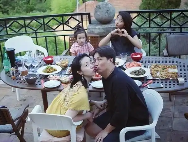 回顾黄磊一家全体塌房完美人设遮羞布被撕开女儿竟是提线木偶