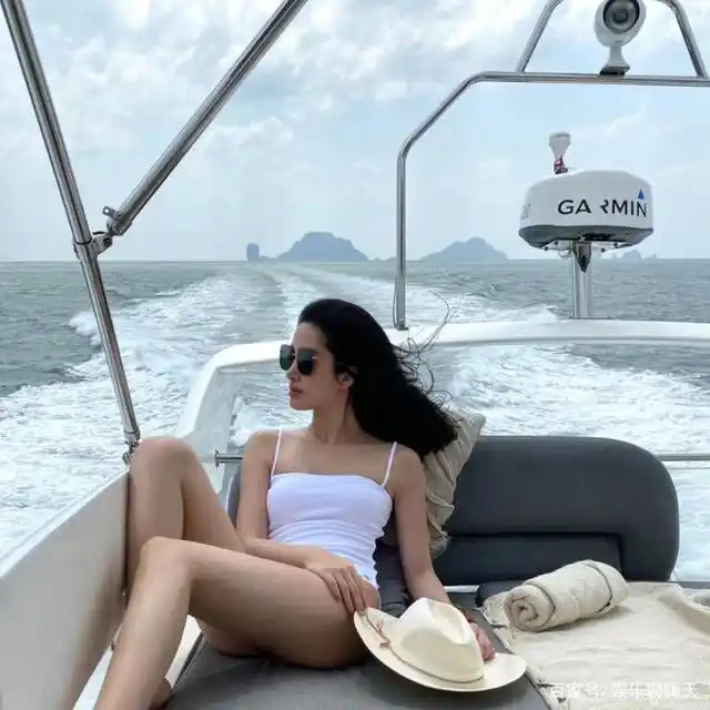 杨采钰的衣品越来越"清凉",海边时尚搭配泳衣,大秀傲人身材