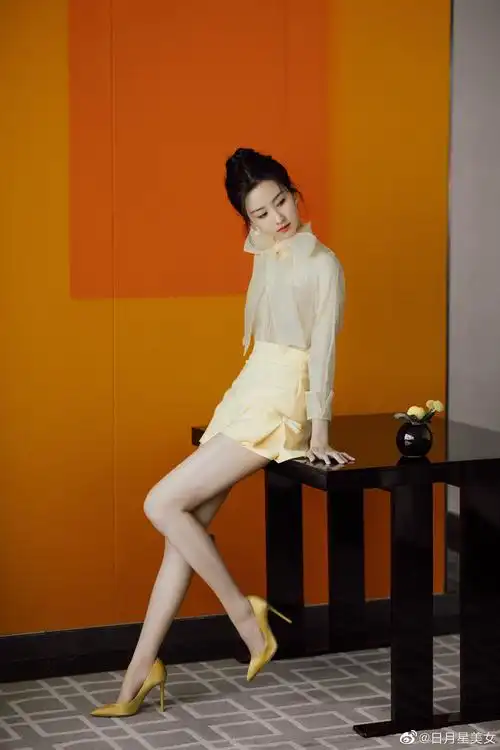 陈都灵坐姿白腿透透衣服短裤!__财经头条