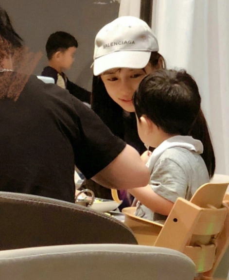 baby晒儿子正脸庆3岁生日小海绵鼻子高挺皮肤雪白萌态十足