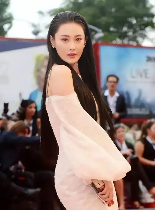 原创张馨予10年前旧照被流出网友满身的风尘味何捷看过吗