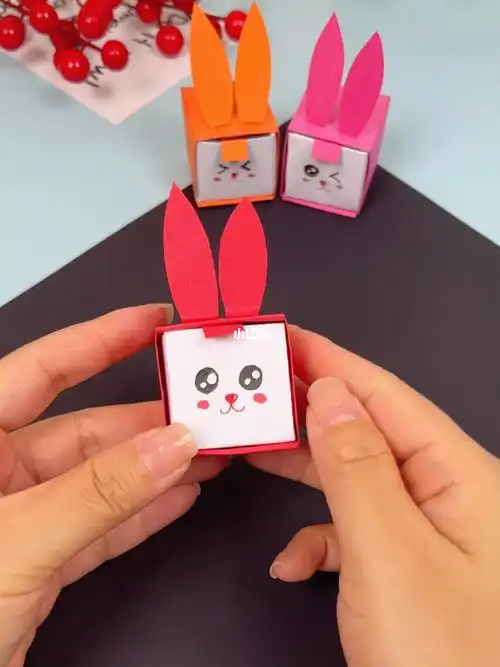用两张正方形纸来做迷你的小兔子收纳盒吧幼儿手工亲子手工新年手工