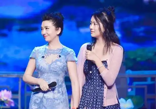 50岁江珊携19岁爱女现身女儿身材高挑笑起来超像妈妈