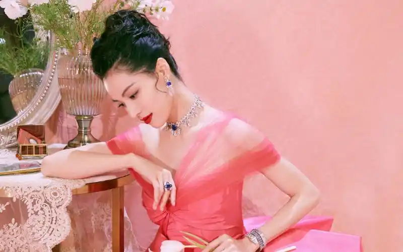 钟楚曦复古优雅写真桌面壁纸