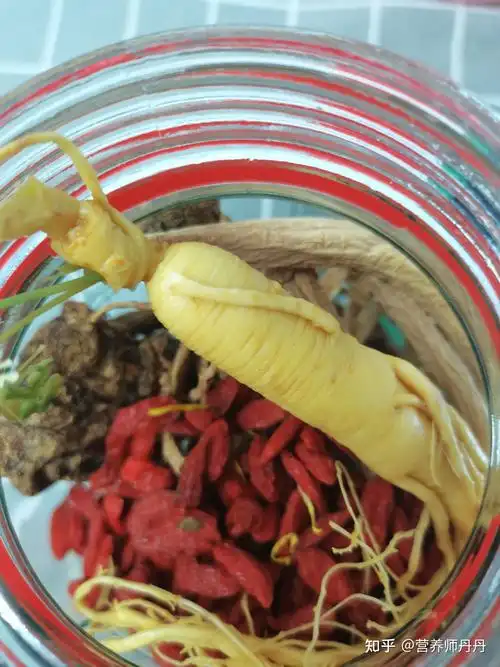 2,先将人参,黄芪,当归,枸杞依次放入泡酒瓶,然后再加入专业泡果酒