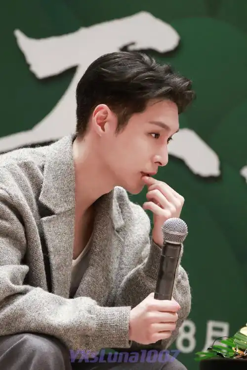 演员张艺兴活动生图