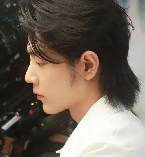 肖战长发侧颜库存美照,美貌攻击不留余地,"女娲炫技"诚不欺我