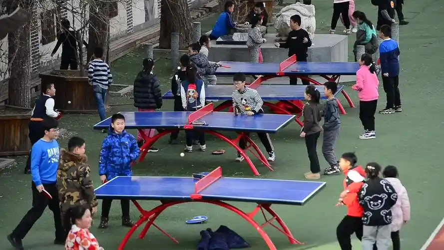沈阳:小学生们课间休息打乒乓球玩着火热都忘记了寒冷