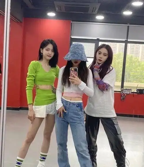 吴宣仪徐梦洁和紫宁对镜自拍穿搭青春时尚腹肌却成了亮点