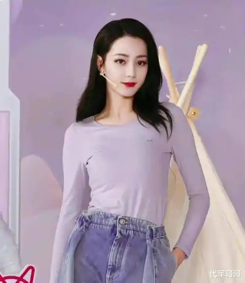 大秀好身材,似乎是打破了质疑,然而最近,又有狗仔传迪丽热巴已经怀孕