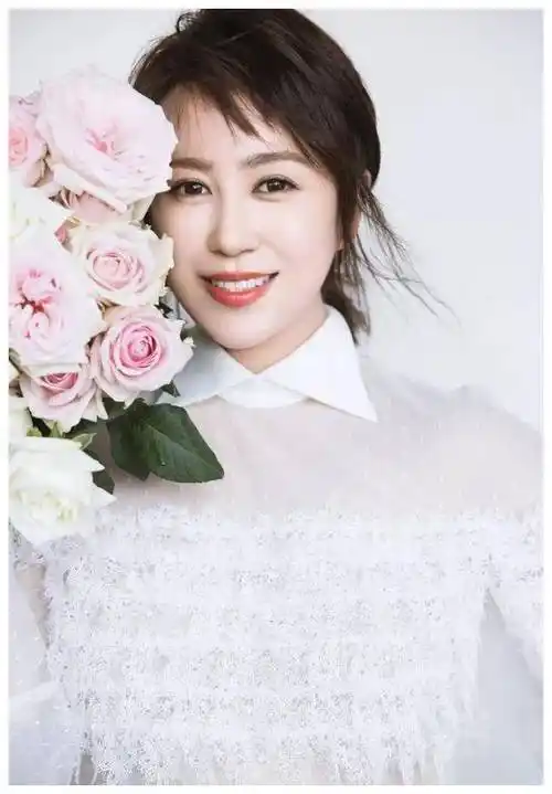 马丽送沈阳粉丝一双鞋!8次春晚登场,穿搭风格引领观众