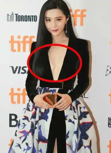 范冰冰穿深v 网友: 胸部严重变形, 还没穿胸罩, 辣眼睛!